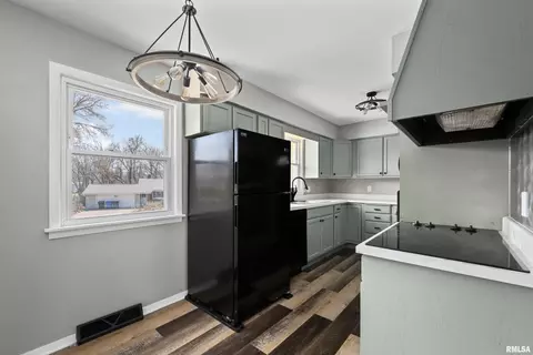 905 33rd Ave, Moline, IL 61265 photo 8