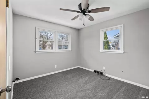 905 33rd Ave, Moline, IL 61265 photo 10