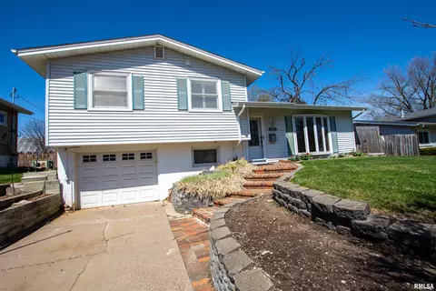 1224 Meadow Lane Dr, Bettendorf, IA 52722