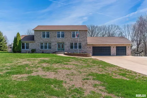 2820 Oak Ridge Rd, Camanche, IA 52730