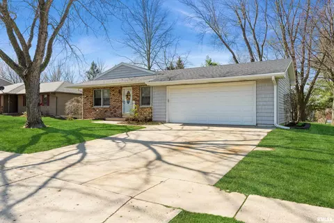 923 Brookview Dr, Dewitt, IA 52742