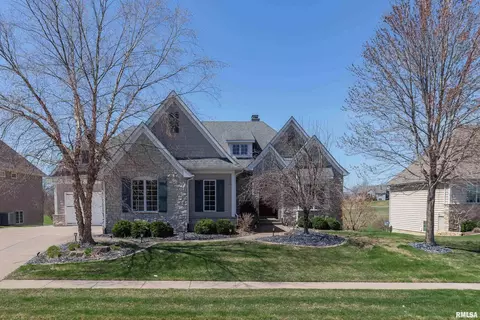 10 Country Club Ct, Le Claire, IA 52753