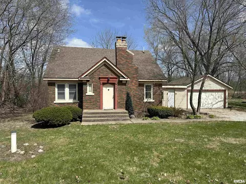 1021 N Shore Dr, Moline, IL 61265