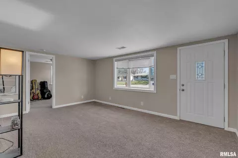 2404 8th St, Silvis, IL 61282 photo 2