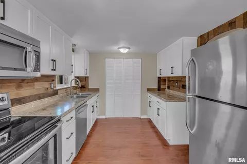 2404 8th St, Silvis, IL 61282 photo 5
