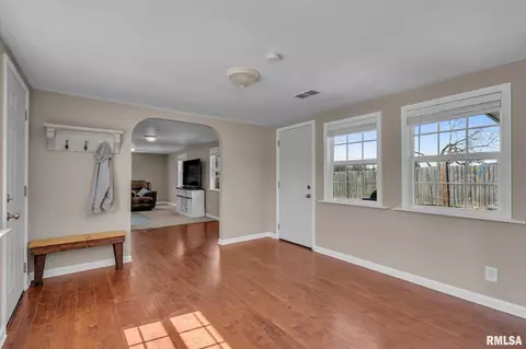 2404 8th St, Silvis, IL 61282 photo 9