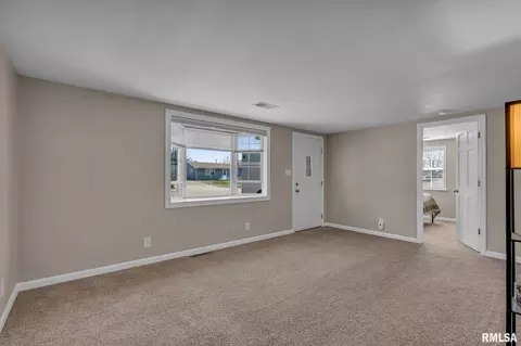 2404 8th St, Silvis, IL 61282 photo 4
