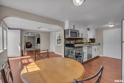 2404 8th St, Silvis, IL 61282 photo 7