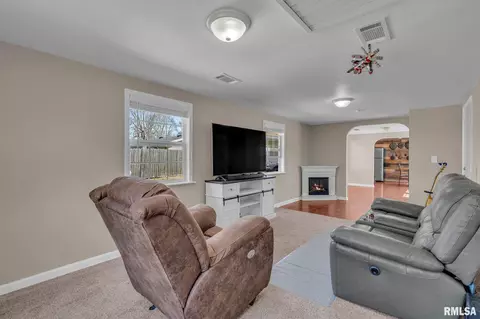 2404 8th St, Silvis, IL 61282 photo 12