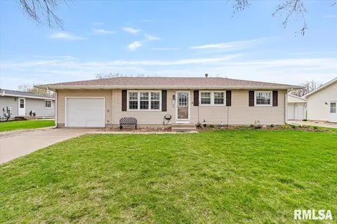 204 N 8th St, Eldridge, IA 52748