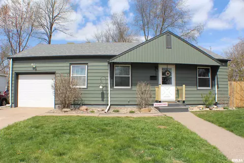 35 Berkshire Dr, Rock Island, IL 61201