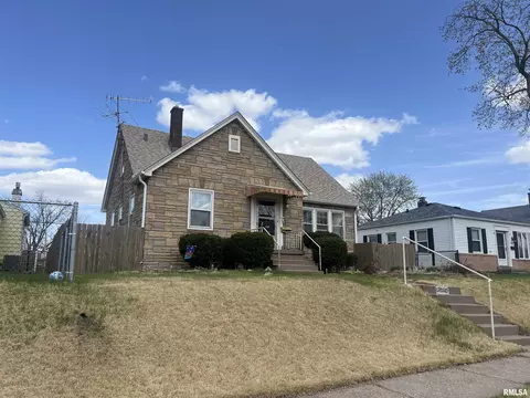 2129 Frisco Dr, Davenport, IA 52804
