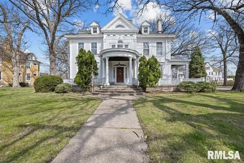 810 E Locust St, Davenport, IA 52803