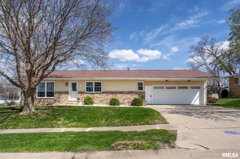 206 13th Ave, Dewitt, IA 52742