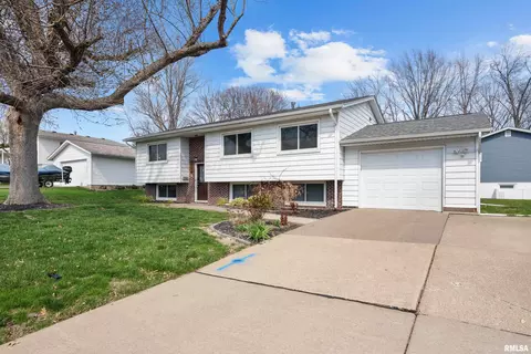 2103 Fairmeadows Dr, Bettendorf, IA 52722