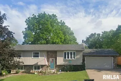 1824 Winding Hill Rd, Davenport, IA 52807