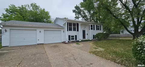 1606 Middle Rd, Camanche, IA 52730