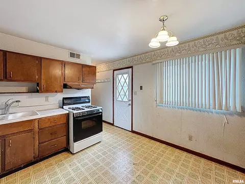 449 E 6th St, Milan, IL 61264 photo 11