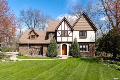 5544 Charter Oaks Dr, Bettendorf, IA 52722