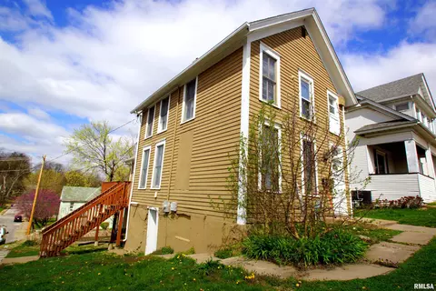 902 Harrison St, Davenport, IA 52803
