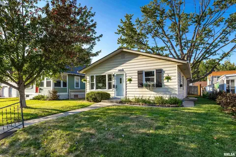 2606 E Pleasant St, Davenport, IA 52803