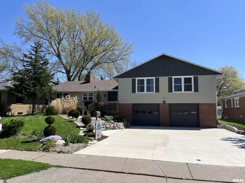 2617 Fillmore Ln, Davenport, IA 52804