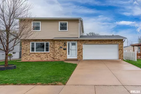 3841 Greenbrier Dr, Bettendorf, IA 52722