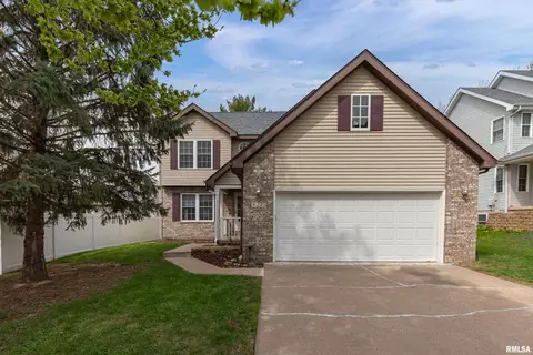 822 N 4th St, Le Claire, IA 52753