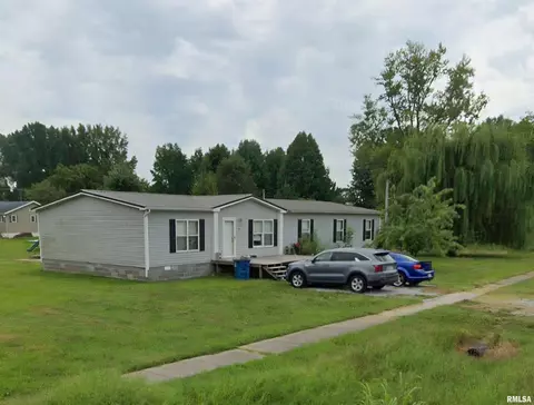406 S Locust St, Sesser, IL 62884