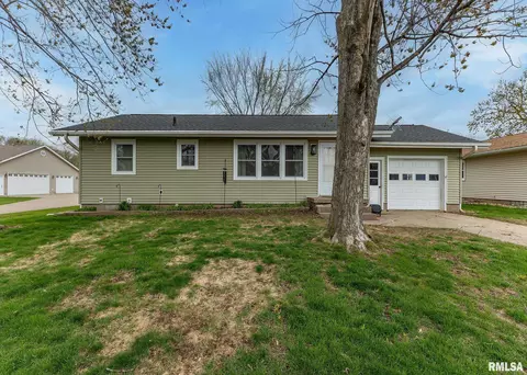 1508 3rd St, Camanche, IA 52730