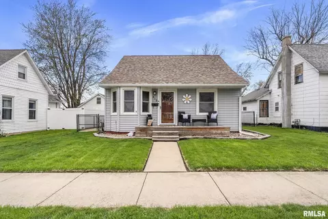 610 12th St, Dewitt, IA 52742