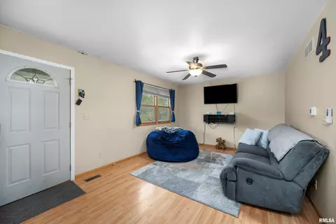 171 Hero St, Silvis, IL 61282 photo 2