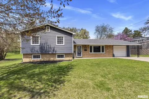 1524 Hickory Ln, Bettendorf, IA 52722