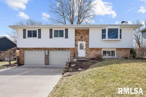 2485 Eastberry Ct, Bettendorf, IA 52722