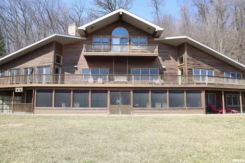 1800 E Deer Creek Rd, Clinton, IA 52732