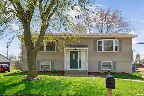 105 Country Ct, Dewitt, IA 52742