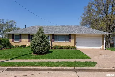 820 Park Ln, Davenport, IA 52806