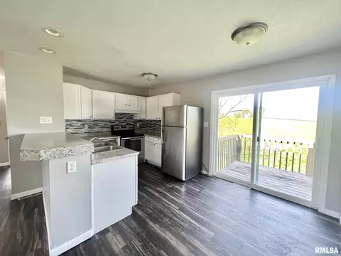 320 E 8th St, Milan, IL 61264 photo 3