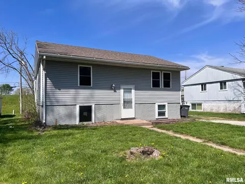 320 E 8th St, Milan, IL 61264