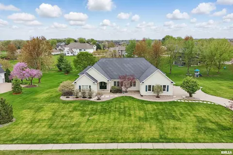 2139 Cromwell Cir, Davenport, IA 52807