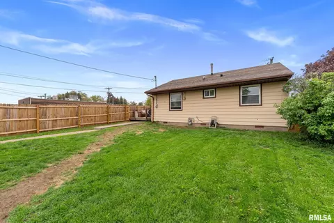 1925 N Fairmount St, Davenport, IA 52804
