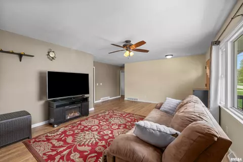 618 E Chestnut St, Geneseo, IL 61254 photo 2