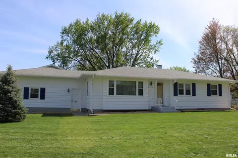 2107 W 38th Pl, Davenport, IA 52806