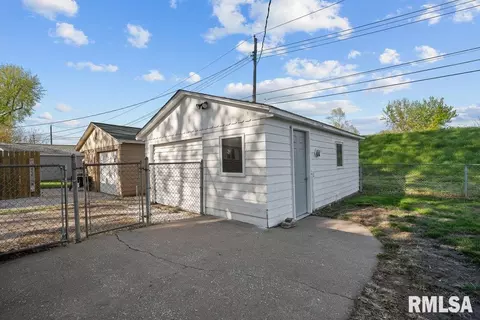 423 7th Street Ct E, Milan, IL 61264 photo 4
