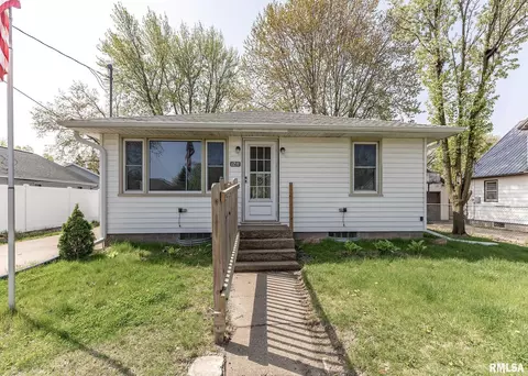 1211 4th St, Camanche, IA 52730