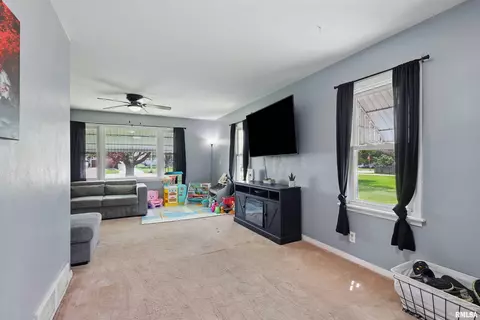 3303 40th St, Moline, IL 61265 photo 4
