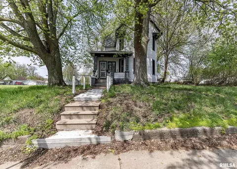 2362 Wallace St, Clinton, IA 52732
