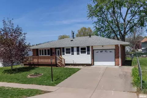 5009 45th Avenue Ct, Moline, IL 61265