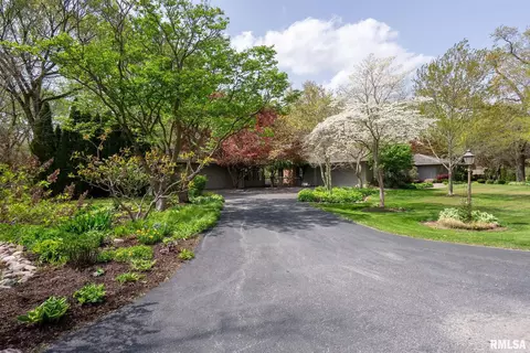 10 Timber Ridge Dr, Coal Valley, IL 61240