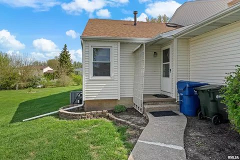 4208 Grove Ct, Davenport, IA 52804
